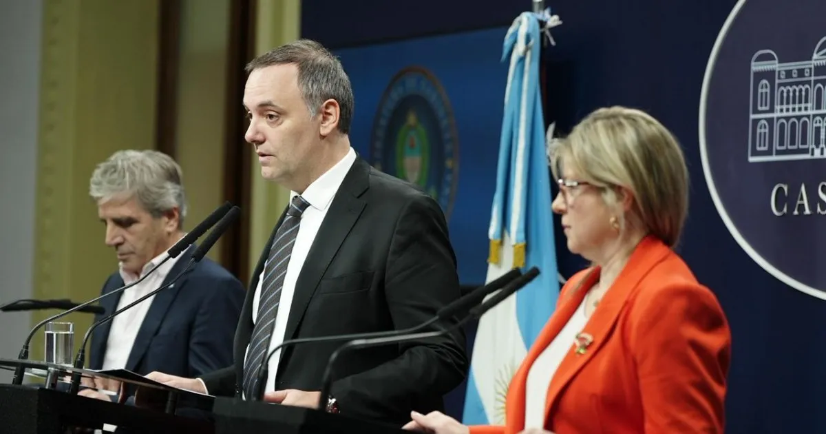 Adorni organizó una extraña conferencia y prohibió preguntas sobre el escándalo