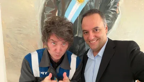 El escándalo de Manuel Adorni: un mes entre la justicia y el avión presidencial